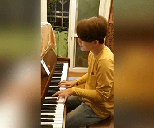 'Bảo' Quang Anh gây sốt khi khoe giọng cực ngọt ngào với bản cover nhạc phim 'Về nhà đi con'