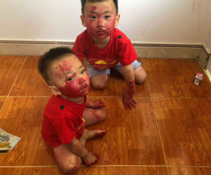 Chỉ mới rời mắt 5 phút để đi dọn nhà, mẹ trẻ 'khóc thét' khi thấy cảnh tượng do 2 con gây ra