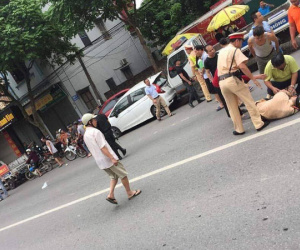 Hà Nội: Nam thanh niên xăm trổ lái xe máy 'thông chốt', tông gục trung uý CSGT