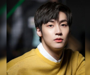 Nam idol Kpop thành 'người hùng quốc dân' vì cứu fan nữ khỏi tên say rượu bám đuôi bằng cách thức đầy khôn ngoan