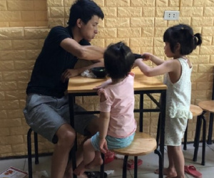 'Ông chồng quốc dân' nháy mắt được lòng phụ nữ toàn thế giới chỉ vì dắt 2 con đi ăn chè cho vợ ngủ ngon