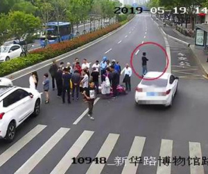 Video: Ra đường xem tai nạn, người đàn ông bị ôtô đâm
