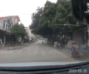 Video: Thót tim khoảnh khắc em bé lao ra đường bất ngờ ngay trước đầu xe ô tô