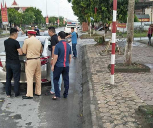 Cảnh sát phục kích bắt thiếu phụ mang 2 cô gái đi bán lấy 34 triệu đồng