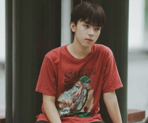 Chưa rõ có thành thực tập sinh hay không nhưng vừa nhìn qua Long Hoàng đã thấy hợp gu visual của SM Entertaiment phết