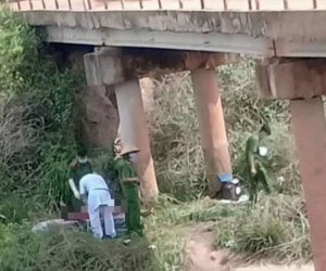 Phát hiện thi thể cô gái đang phân hủy trôi trên kênh ở Bình Dương