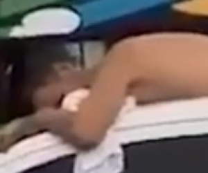 Video: Bắt chồng trần truồng nằm trên nóc xe vì ngoại tình
