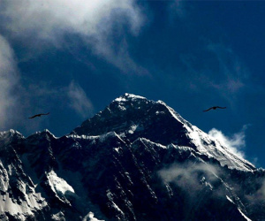Băng tan phơi bày thi thể trên đỉnh Everest nhiều hơn bao giờ hết