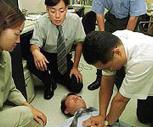 Chú rể đột tử trong ngày cưới vì hành động móc họng sai lầm khi say rượu