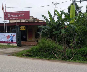 Nóng: Nam thanh niên mặc áo mưa, cầm hung khí vào ngân hàng cướp 500 triệu đồng rồi bỏ chạy