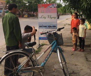 Ông bố đưa con ra tiệm ven đường chụp ảnh, bình dị thôi mà sao nghẹn ngào đến thế!