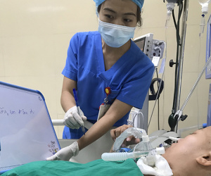 Sản phụ ung thư tỉnh lại, giao tiếp bằng viết chữ