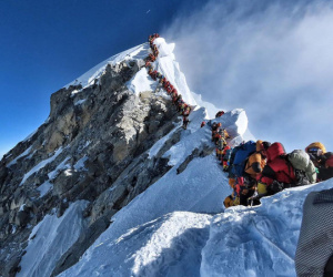 Tại sao lại có quá nhiều người bỏ mạng trên đỉnh Everest năm nay?