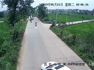Video: Thanh niên đi xe phân khối lớn lao thẳng vào đầu ôtô