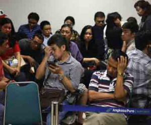AirAsia QZ8501: Gia đình nạn nhân bị đuổi khỏi khách sạn