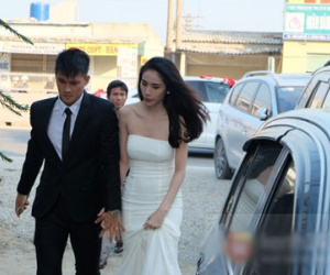 Công Vinh nắm chặt tay Thủy Tiên trong đám cưới đầu tiên của năm 2015