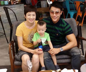 Thúy Vinh đưa con sang Singapore đón năm mới cùng chồng