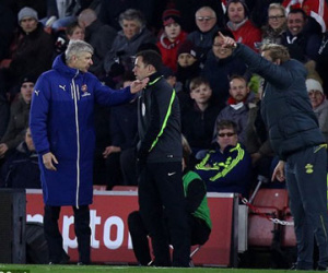 Cảnh sát bắt CĐV xuống sân truy vấn HLV Wenger