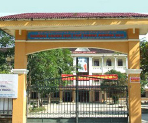Côn đồ xông vào trường đánh thầy giáo trọng thương