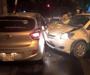Hà Nội: Hai xe taxi va chạm lúc rạng sáng
