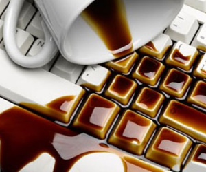 Làm gì khi bàn phím máy Mac bị dính cafe?