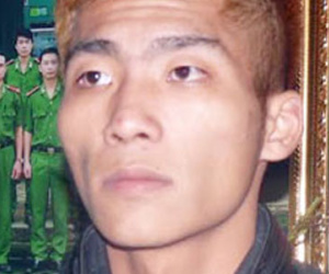 "Ngáo đá" dùng mũ bảo hiểm tấn công công an ngay tại đồn