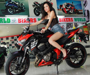 Thiếu nữ tạo dáng bên Kawasaki Z800 mới bán ở Việt Nam