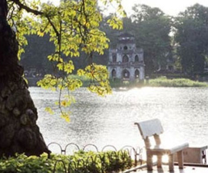 Bắc Bộ hửng nắng, Nam Bộ mưa rào