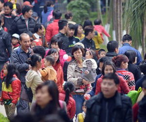"Biển người" tại các điểm vui chơi ở thủ đô