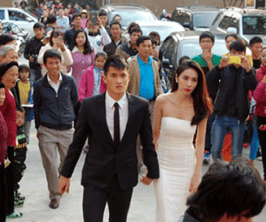 Clip: Công Vinh bẽn lẽn nắm tay Thủy Tiên trong buổi đám cưới tại quê nhà