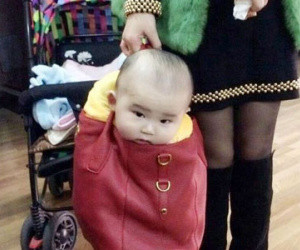 Cư dân mạng phẫn nộ trước cảnh mẹ nhét con vào túi