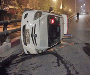 Đâm cột đèn, taxi lật nhào trên cầu vượt lúc rạng sáng