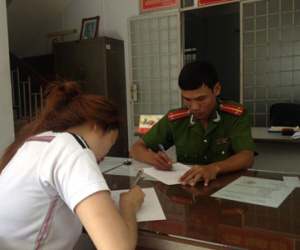 Cô gái trẻ bị bạn trai đánh dã man, đòi lột đồ giữa đường