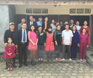 Ảnh Công Vinh - Thủy Tiên chụp cùng họ hàng