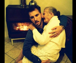 Bức ảnh cháu trai bế bà mắc bệnh Alzheimer hút hơn 400.000 lượt "like"