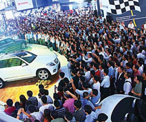 Cháy hàng ôtô sang: Dân Việt chơi hoang thời khó