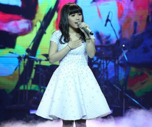 Clip: Thùy Chi hát live "Giữ em đi" như thu đĩa