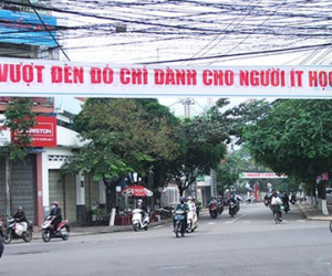 Gỡ băng rôn phản cảm "Vượt đèn đỏ chỉ dành cho người ít học"