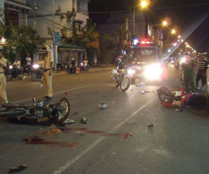 Hai xe máy đấu đầu, 2 thanh niên bị thương nặng