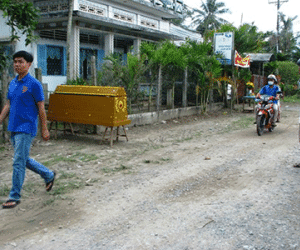Đặt quan tài trước cửa nhà để chống đoàn cưỡng chế