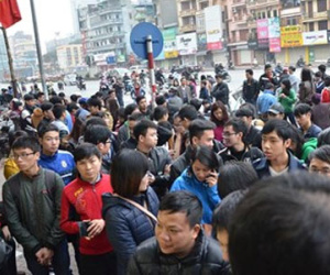 Hàng trăm người xếp hàng từ tờ mờ sáng mua vé xe Tết