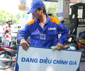Từ 16 giờ 30, giá xăng giảm thêm 310 đồng