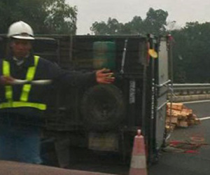 Xe tải chở gỗ nổ lốp lật nhào trên cao tốc Nội Bài – Lào Cai
