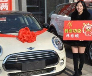 Cô chủ 9X thưởng tết cho nhân viên bằng siêu xe BMW