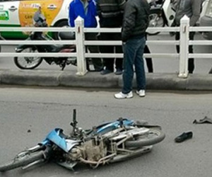 Đâm lõm cột đèn, hai thanh niên nguy kịch