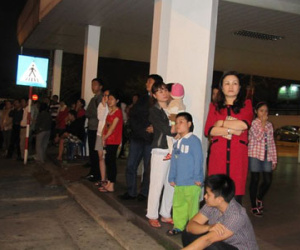 Hàng trăm người đội sương chờ đón ông Nguyễn Bá Thanh