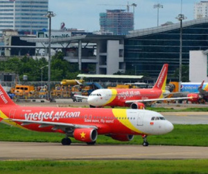 Máy bay Vietjet ngừng bay vì va vào...chim