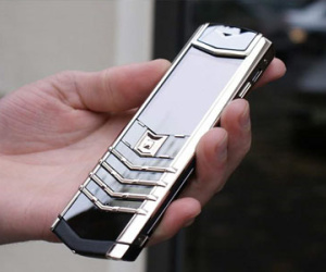 Tài xế taxi trả lại khách điện thoại Vertu 250 triệu đồng