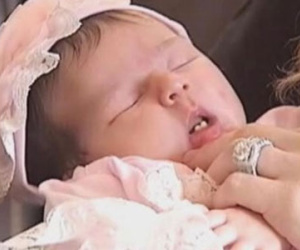 Cô bé mới sinh có 2 răng cửa