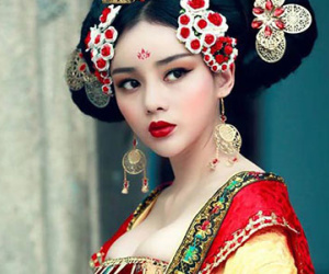 Hot girl Việt phẫu thuật thẩm mỹ 3 lần thành Phạm Băng Băng
